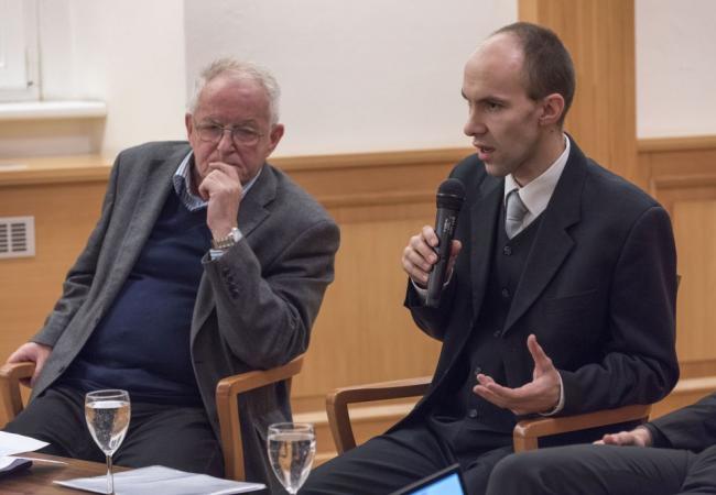 vpravo druhý hosť, historik Pavol Jakubčin, vľavo jeden z moderátorov diskusného večera Peter Horváth 