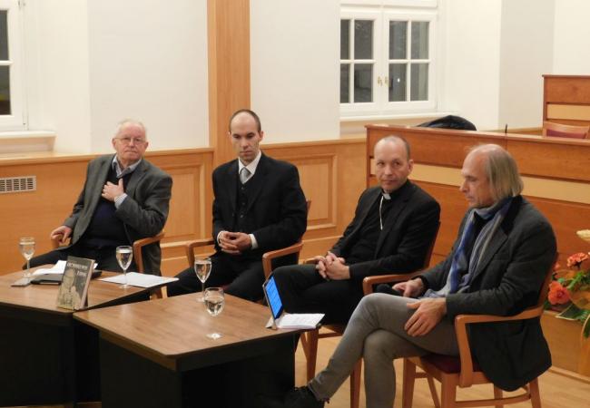 štvorica hlavných aktérov diskusného večera, zľava: Peter Horváth, Pavol Jakubčin, Jozef Haľko a Pavol Tomašovič 