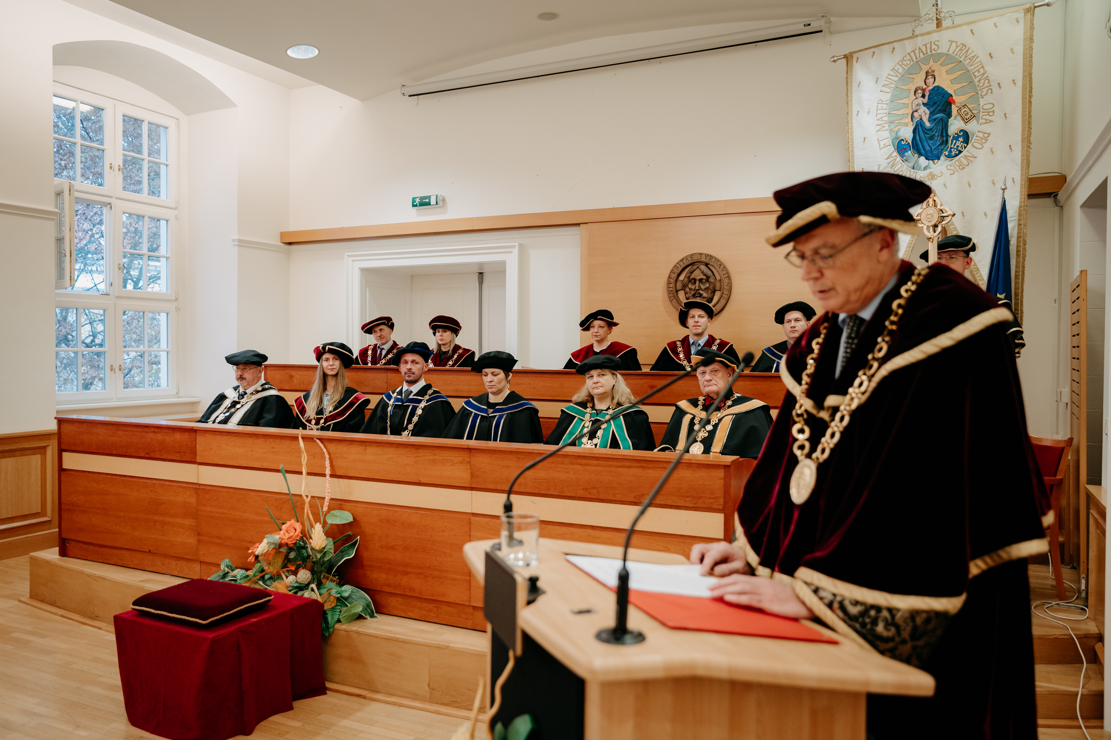 Rektor René Bílik počas príhovoru na inaugurácii dekana FF TRUNI Erika Hrnčiarika