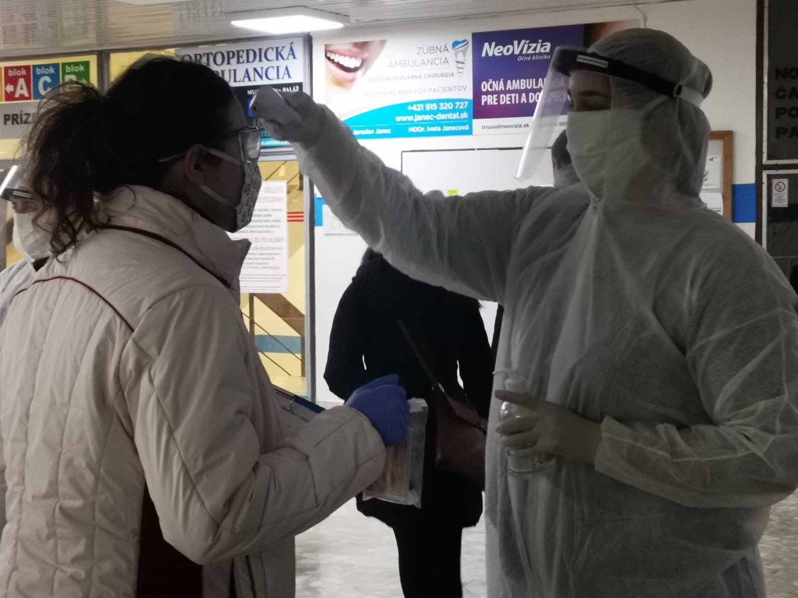 Študenti Trnavskej univerzity pomáhajú s filtrovaním pacientov