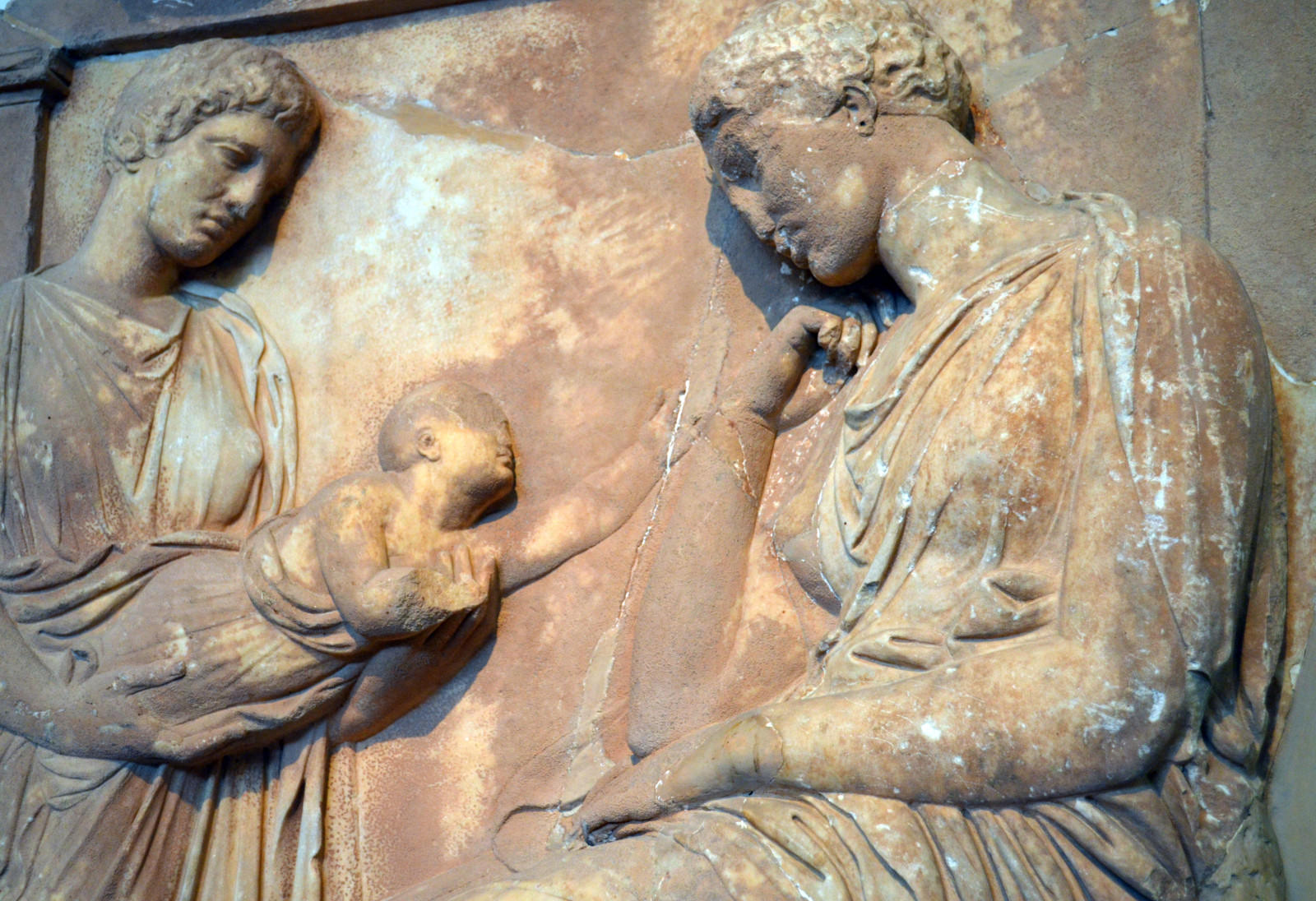 Náhrobná stéla – žena (Fylonoé) sa lúči so svojím dieťaťom. Matka pravdepodobne zomrela pri pôrode. Archeologické múzeum v Aténach. Foto: Lucia Nováková.