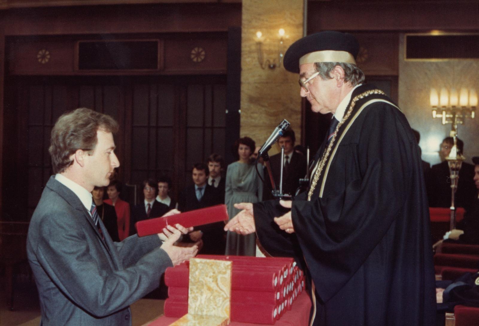 Preberanie doktorského diplomu RNDr. pri promócii v roku 1982