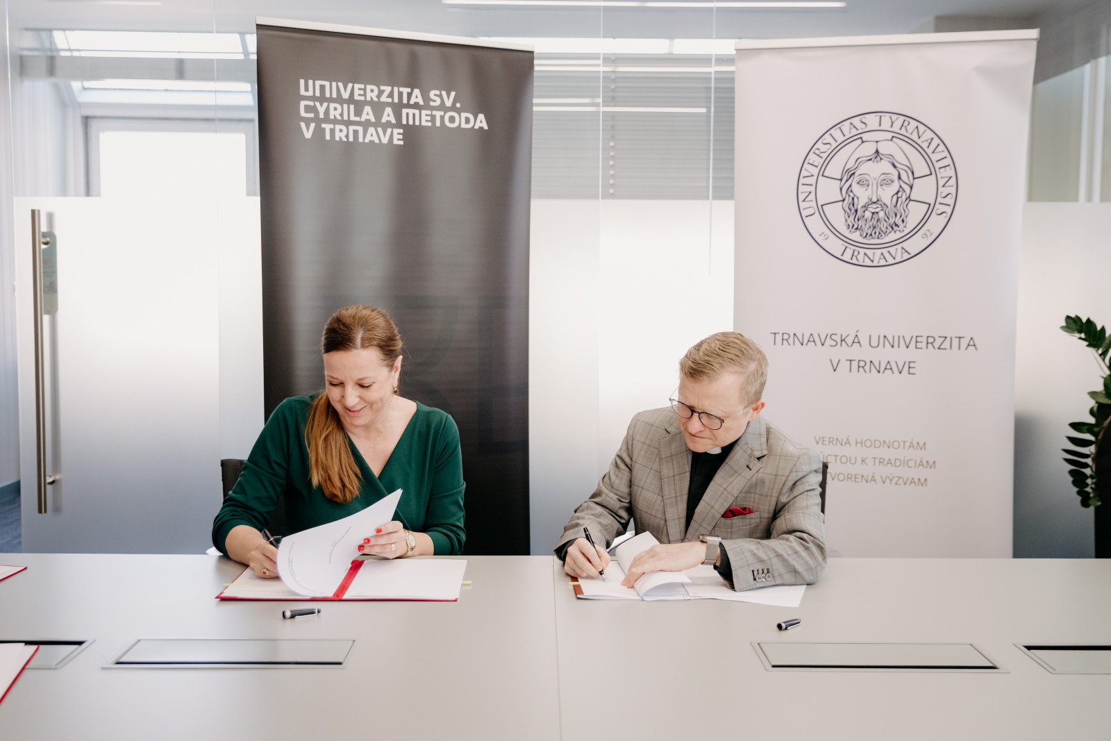 Rektori Univerzity sv. Cyrila a Metoda (UCM) a Trnavskej univerzity (TRUNI)
