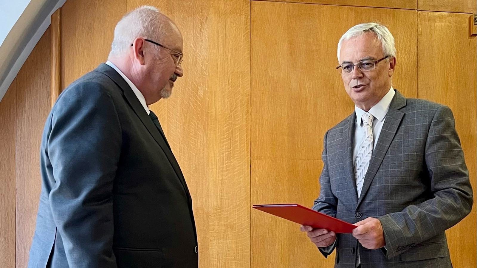 Rektor TRUNI René Bílik odovzdáva menovací dekrét novému dekanovi TF Marekovi Šmidovi