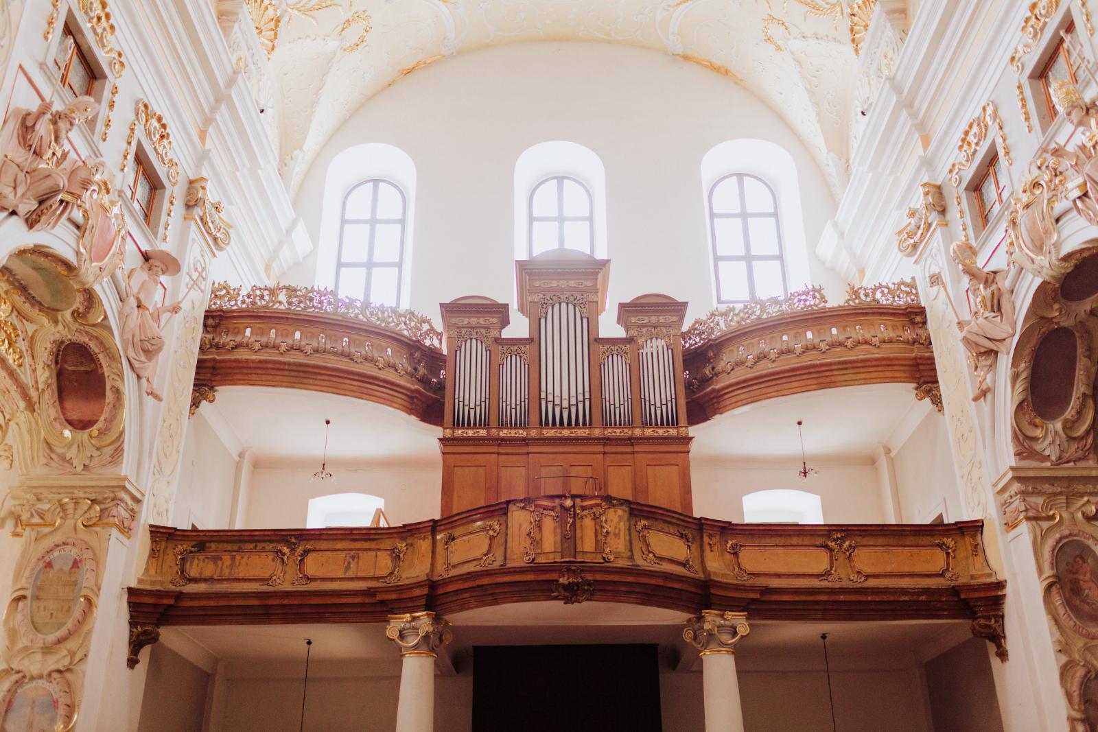 Organ v univerzitnom Kostole sv. Jána Krstiteľa, na ktorom pravdepodobne hrával Andreas Renner, ktorý pôsobil v jezuitskom kolégiu ako hudobník v 50. rokoch 18. storočia  