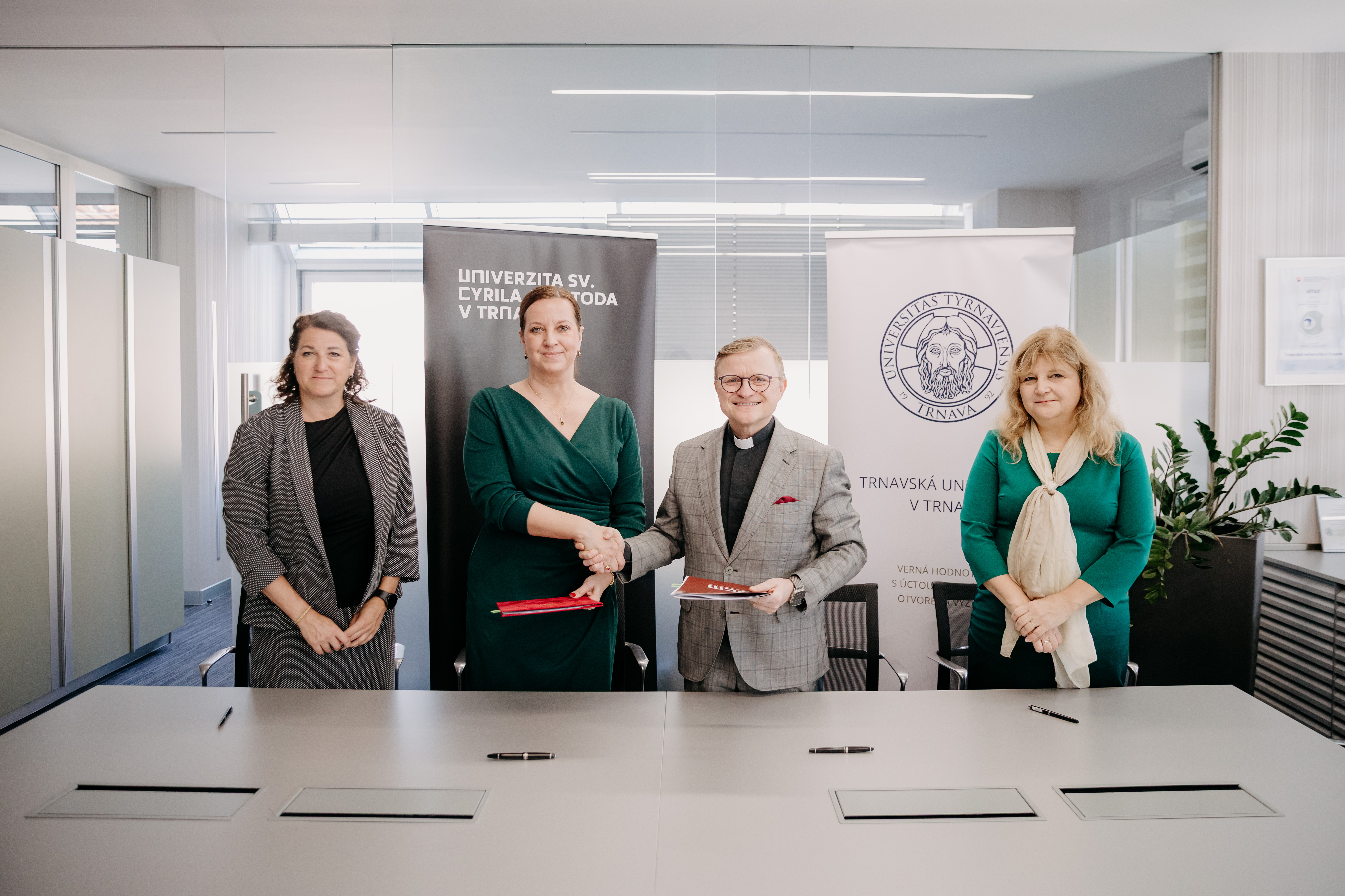 Rektori Univerzity sv. Cyrila a Metoda (UCM) a Trnavskej univerzity (TRUNI)