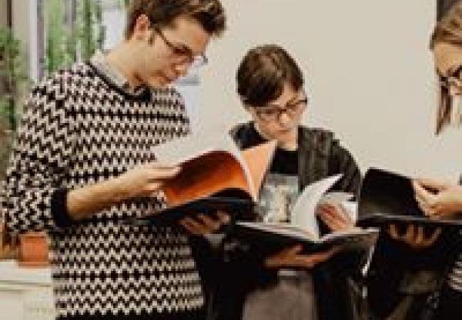 študenti čítajúci publikáciu Tyrnavia erudita