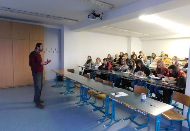 akademický maliar Martin Kellenberger pri prednášaní študentkám a študentom Pedagogickej fakulty Trnavskej univerzity