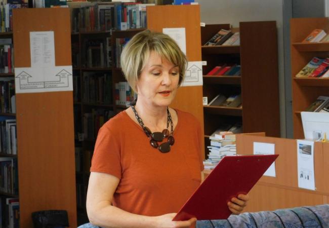 Riaditeľka knižnice Zuzana Martinkovičová číta úvodný fejtón