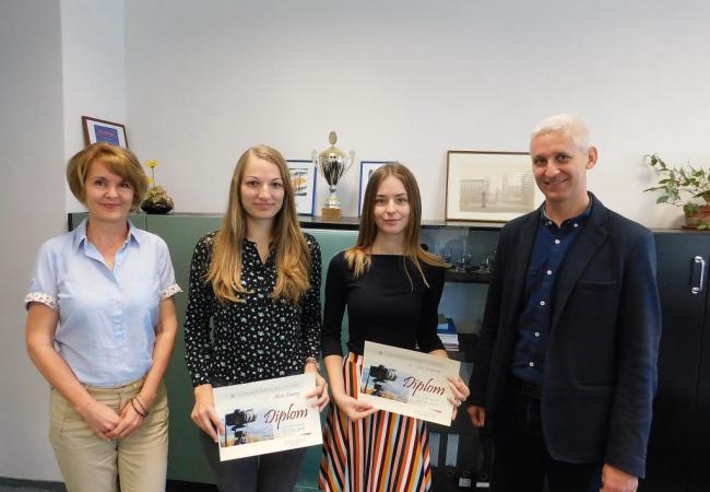 Spoločné foto ocenených s Prof. Rábikom a riaditeľkou PhDr. Zuzanou Martinkovičovou 