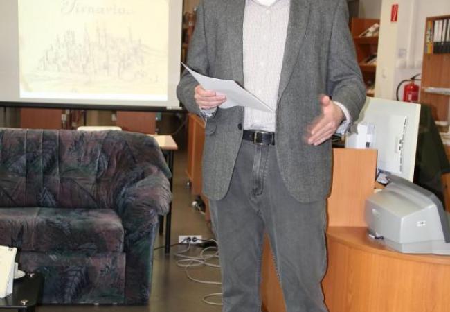 Peter Vyšný predstavuje hosťom čiastkovú knižnicu na právnickej fakulte