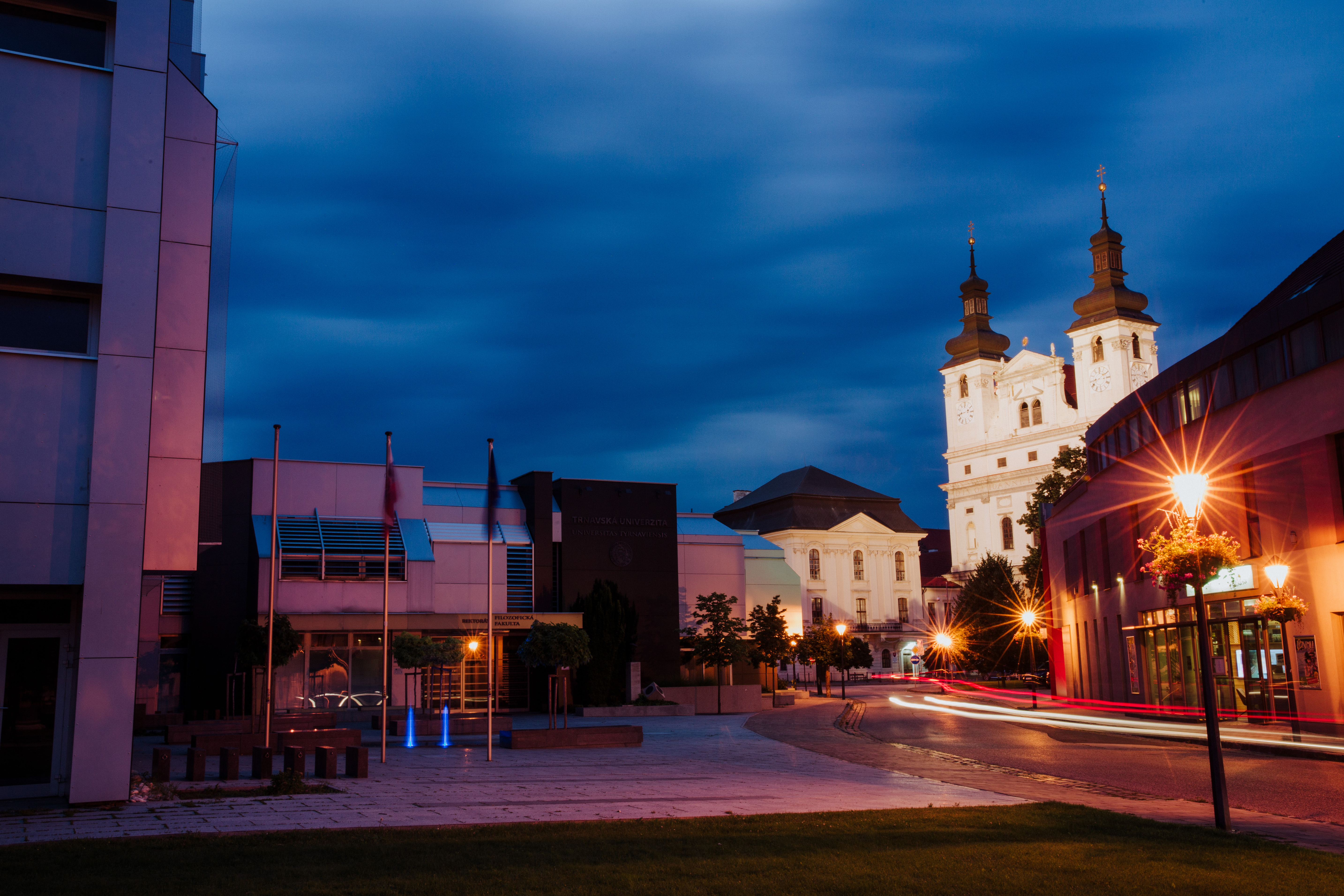 trnavská univerzita v noci, nočná univerzita, trnava v noci, nočná trnava